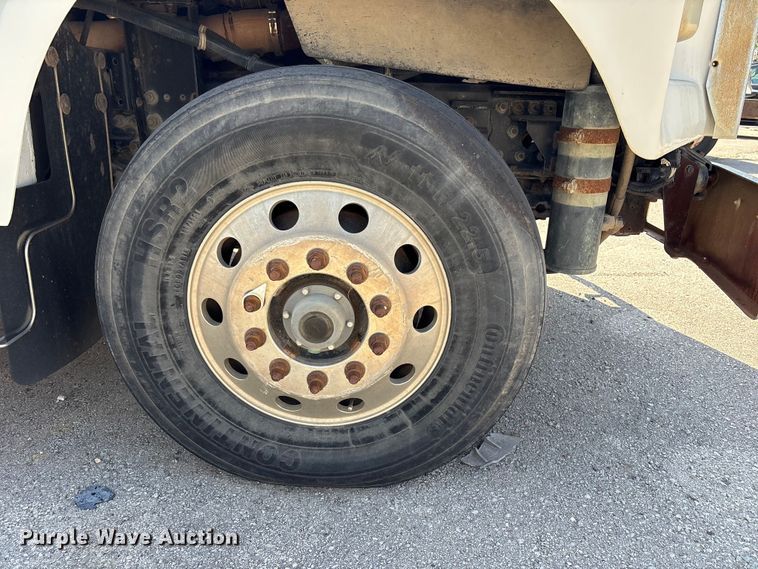 image for item FB8692 2009 Freightliner FLD120 semi truck