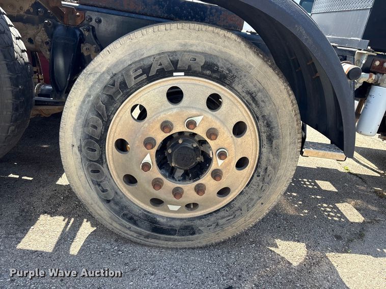 image for item FB8692 2009 Freightliner FLD120 semi truck