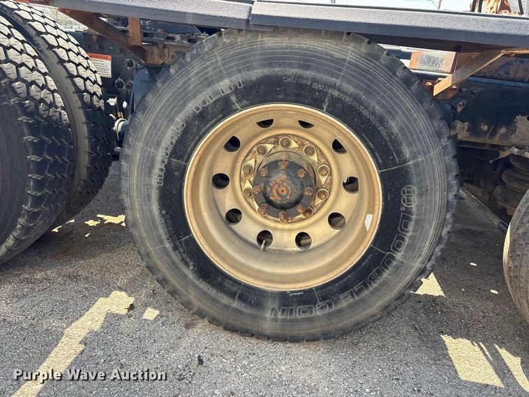 image for item FB8692 2009 Freightliner FLD120 semi truck