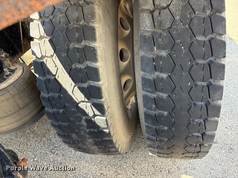 image for item FB8692 2009 Freightliner FLD120 semi truck