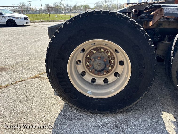 image for item FB8692 2009 Freightliner FLD120 semi truck