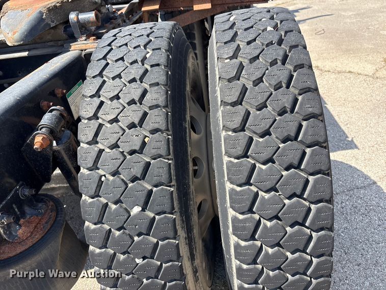 image for item FB8692 2009 Freightliner FLD120 semi truck