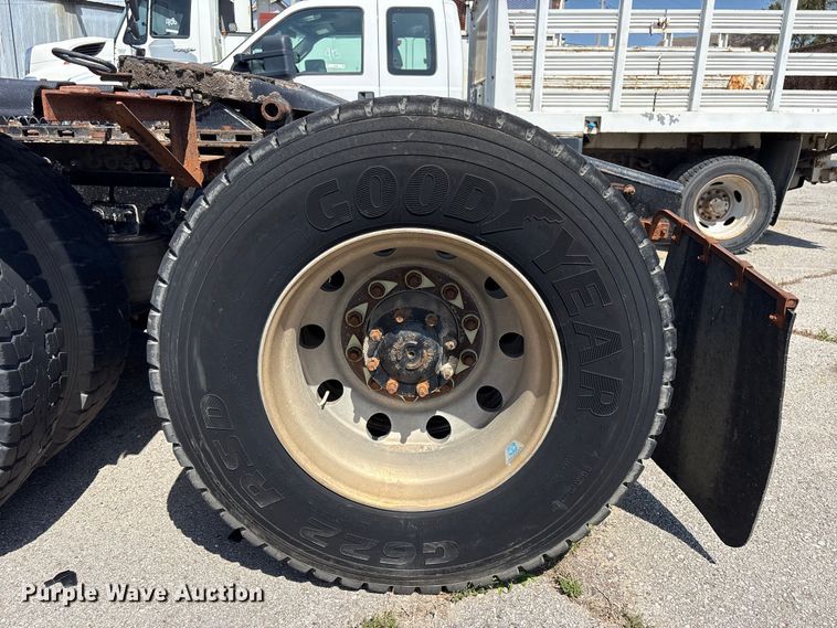 image for item FB8692 2009 Freightliner FLD120 semi truck