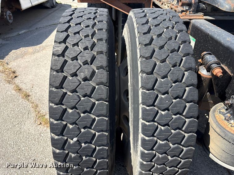 image for item FB8692 2009 Freightliner FLD120 semi truck