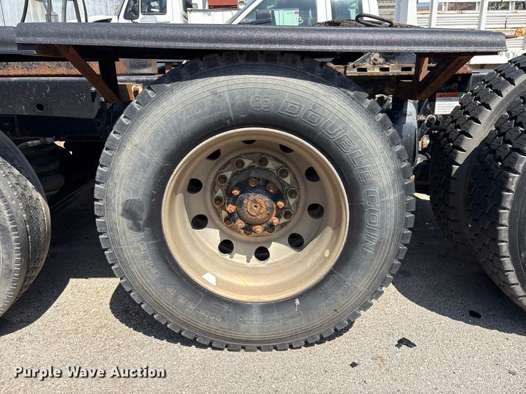 image for item FB8692 2009 Freightliner FLD120 semi truck