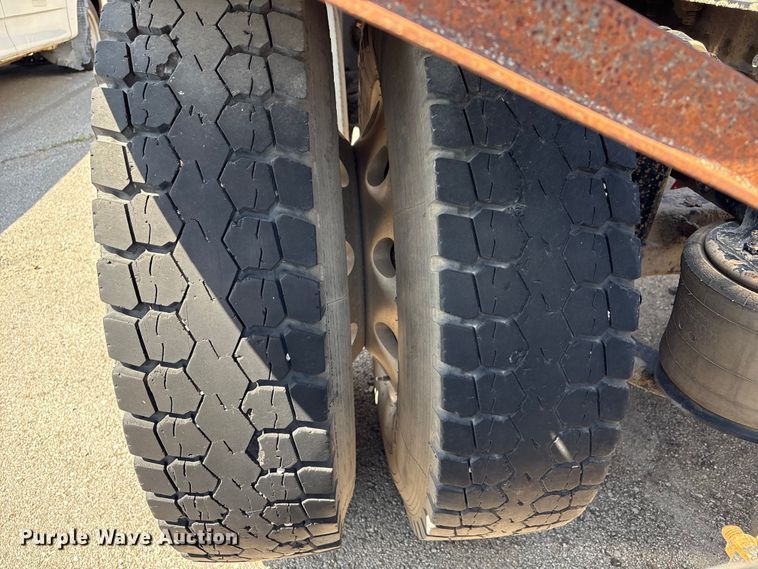 image for item FB8692 2009 Freightliner FLD120 semi truck