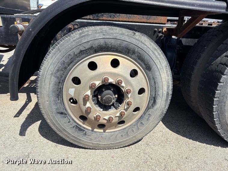 image for item FB8692 2009 Freightliner FLD120 semi truck