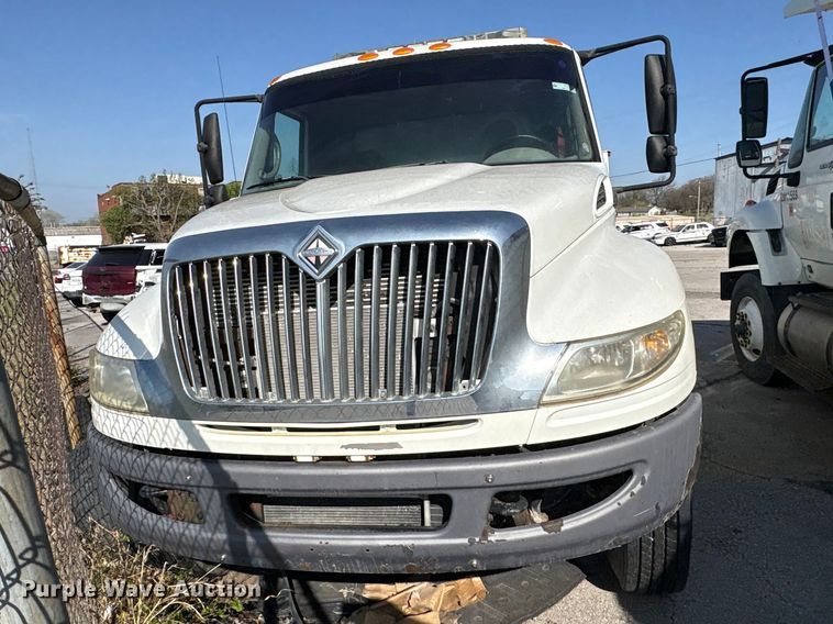 image for item FB8696 2010 International DuraStar 4400 utility / service truck