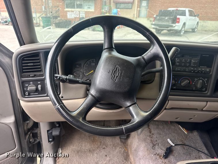 image for item FB8697 2000 Chevrolet Suburban 2500 SUV