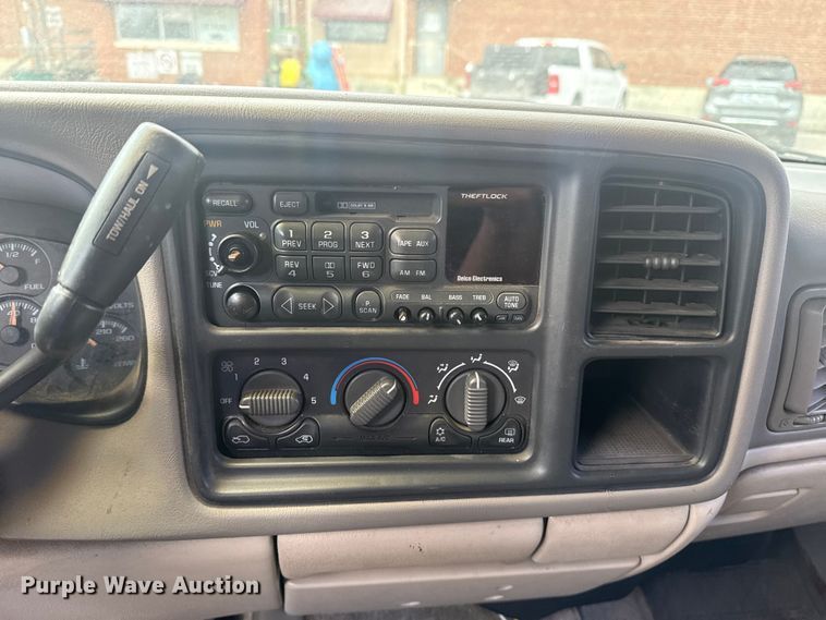 image for item FB8697 2000 Chevrolet Suburban 2500 SUV