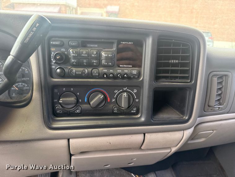 image for item FB8697 2000 Chevrolet Suburban 2500 SUV