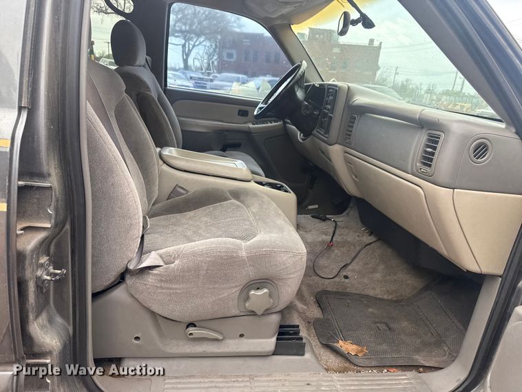 image for item FB8697 2000 Chevrolet Suburban 2500 SUV