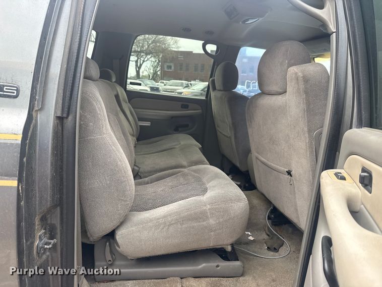 image for item FB8697 2000 Chevrolet Suburban 2500 SUV