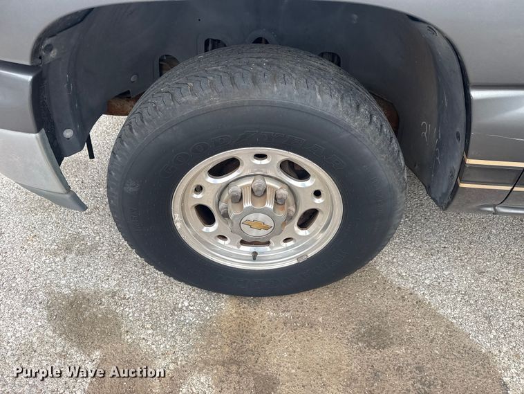 image for item FB8697 2000 Chevrolet Suburban 2500 SUV