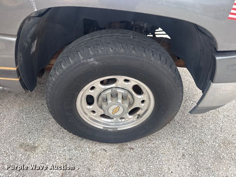 image for item FB8697 2000 Chevrolet Suburban 2500 SUV