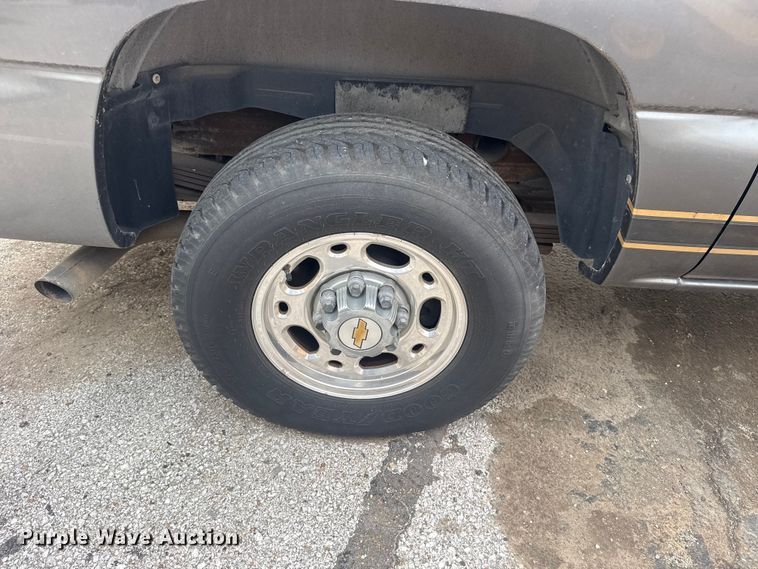 image for item FB8697 2000 Chevrolet Suburban 2500 SUV