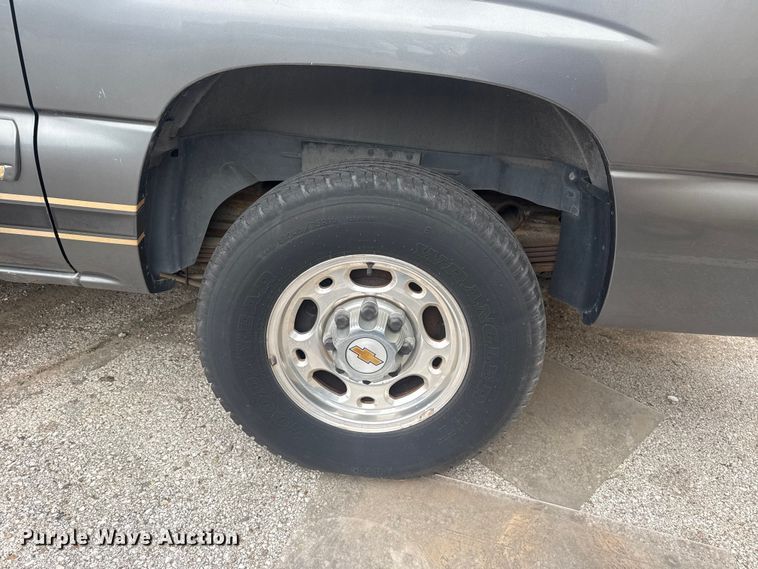 image for item FB8697 2000 Chevrolet Suburban 2500 SUV