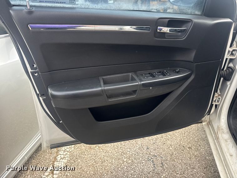 image for item FB8699 2010 Chrysler 300 