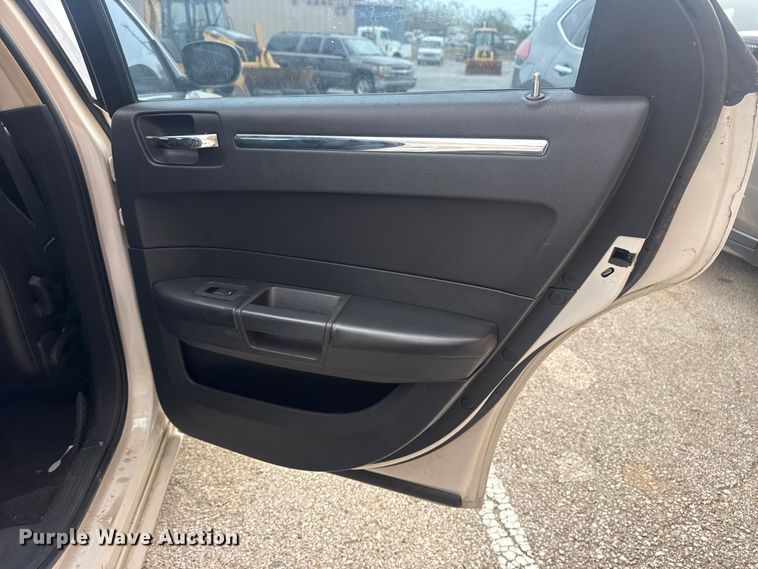 image for item FB8699 2010 Chrysler 300 