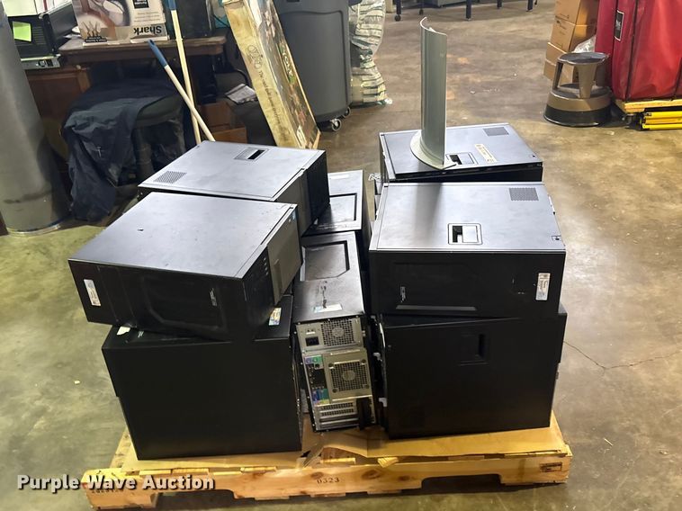 image for item FB8712 Approximately 16 Dell CPUs