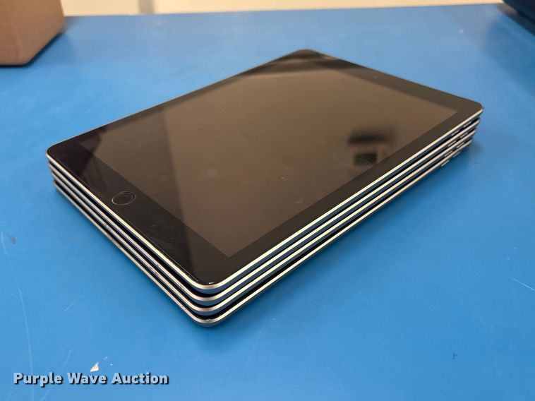 image for item FB8738 (4) Apple A1823 iPads