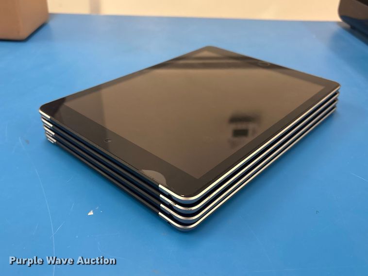 image for item FB8738 (4) Apple A1823 iPads