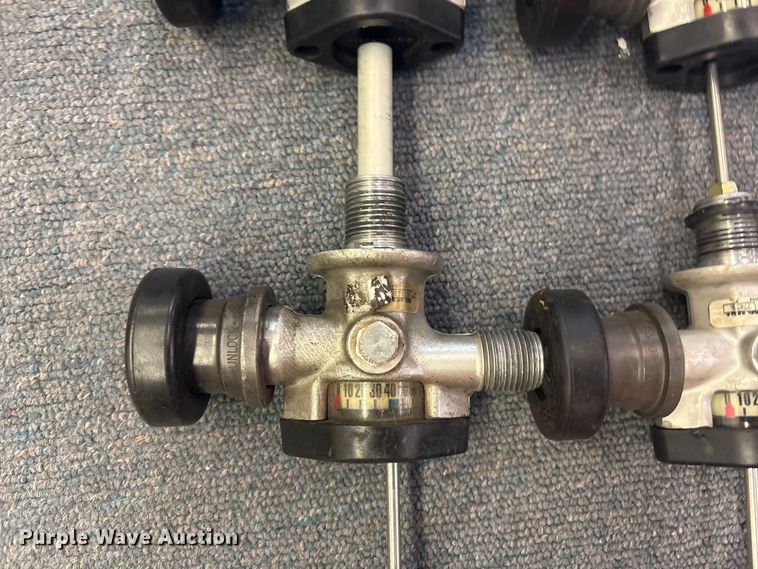 image for item FB8740 (11) Survivair 920312/920322 high pressure composite SCBA tank valves