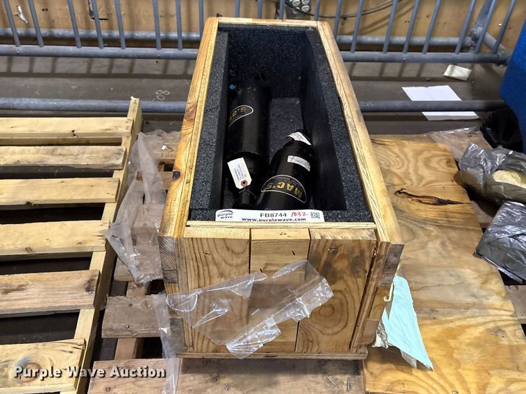 image for item FB8744 (2) Mac's hydraulic cylinders