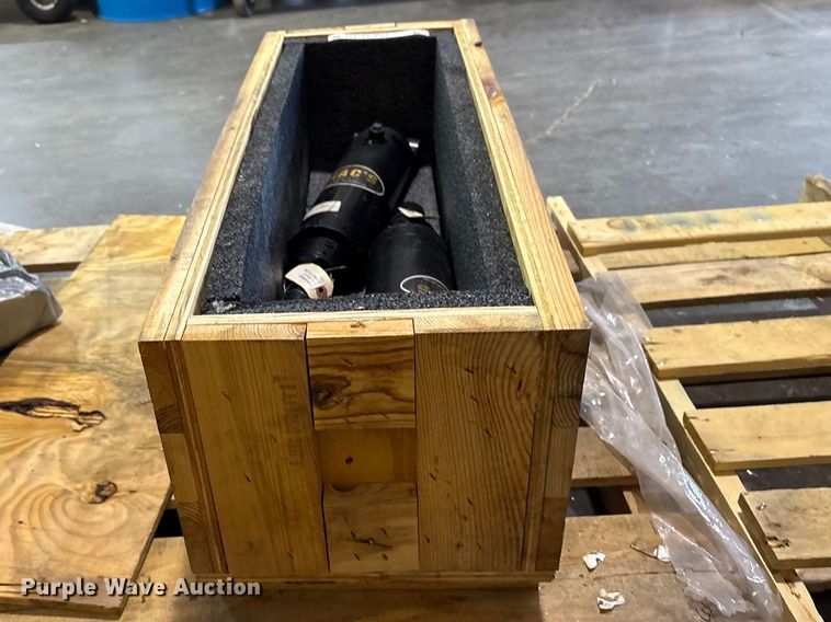 image for item FB8744 (2) Mac's hydraulic cylinders