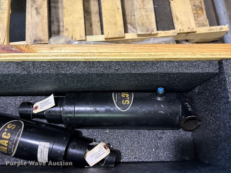image for item FB8744 (2) Mac's hydraulic cylinders