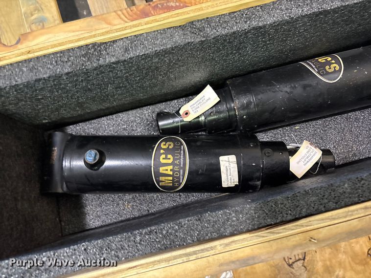 image for item FB8744 (2) Mac's hydraulic cylinders