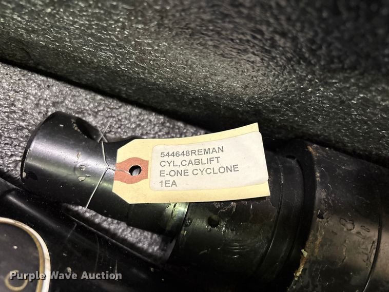 image for item FB8744 (2) Mac's hydraulic cylinders