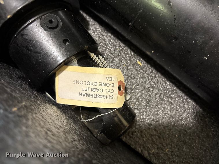 image for item FB8744 (2) Mac's hydraulic cylinders