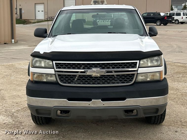 image for item FC5236 2005 Chevrolet Silverado 2500HD Crew Cab pickup truck