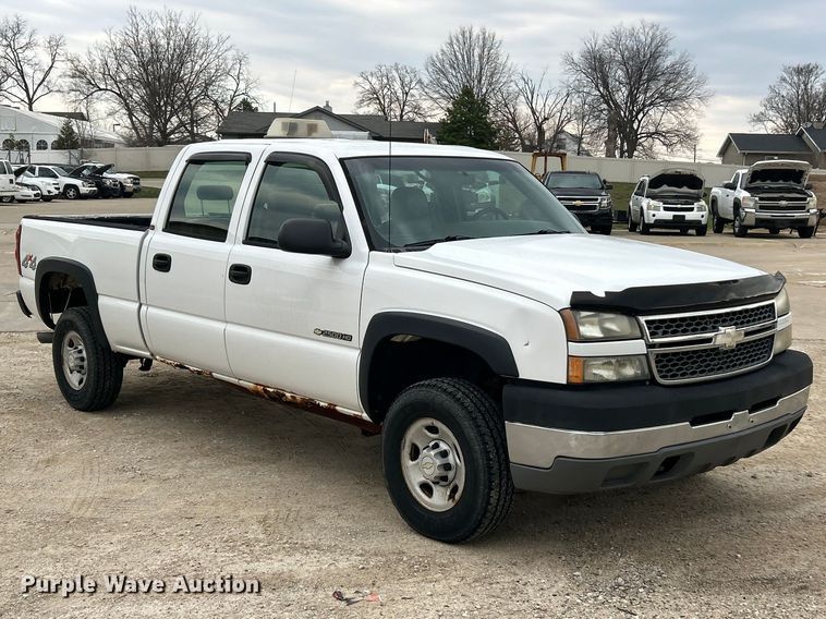 image for item FC5236 2005 Chevrolet Silverado 2500HD Crew Cab pickup truck