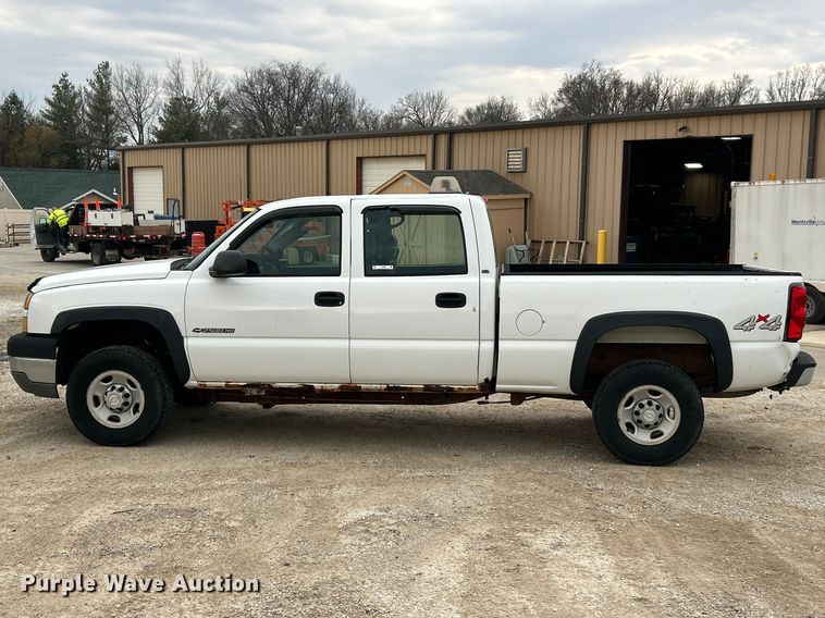 image for item FC5236 2005 Chevrolet Silverado 2500HD Crew Cab pickup truck