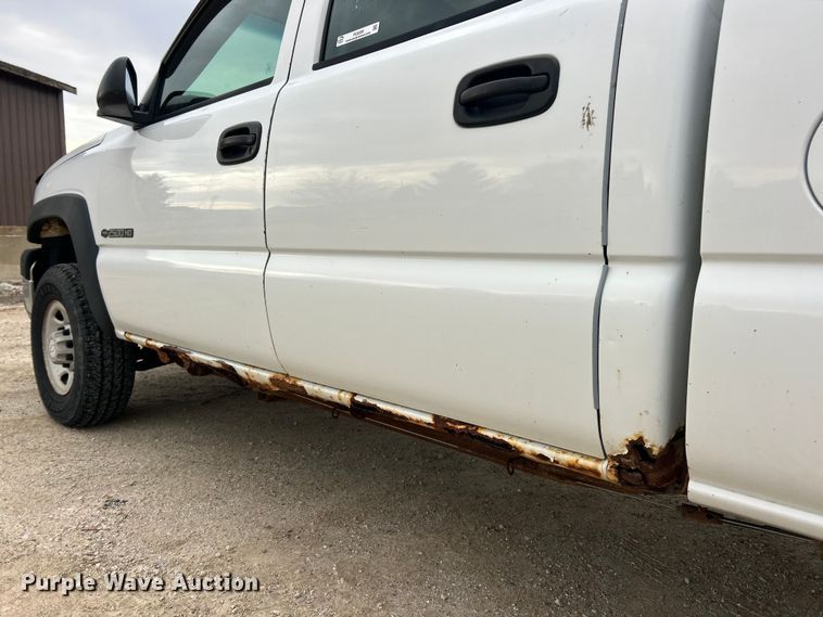 image for item FC5236 2005 Chevrolet Silverado 2500HD Crew Cab pickup truck