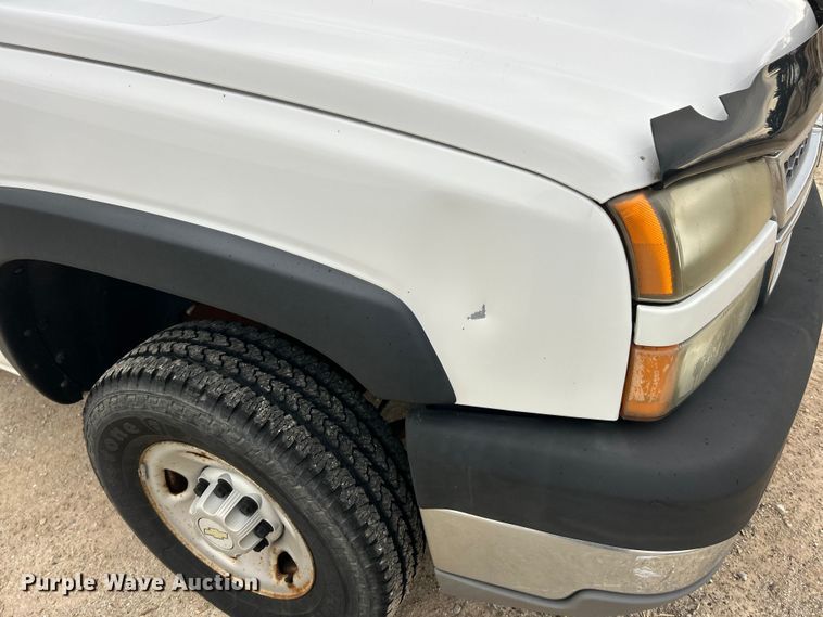 image for item FC5236 2005 Chevrolet Silverado 2500HD Crew Cab pickup truck