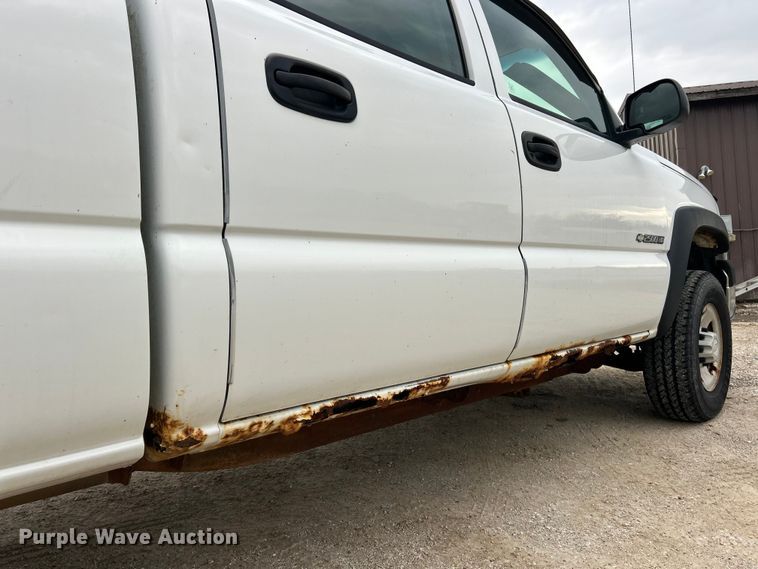 image for item FC5236 2005 Chevrolet Silverado 2500HD Crew Cab pickup truck