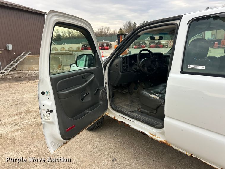 image for item FC5236 2005 Chevrolet Silverado 2500HD Crew Cab pickup truck