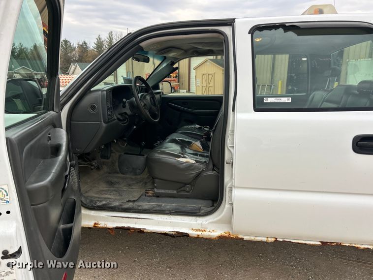 image for item FC5236 2005 Chevrolet Silverado 2500HD Crew Cab pickup truck