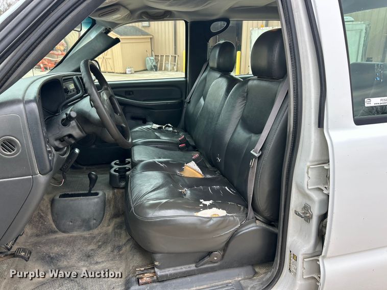 image for item FC5236 2005 Chevrolet Silverado 2500HD Crew Cab pickup truck