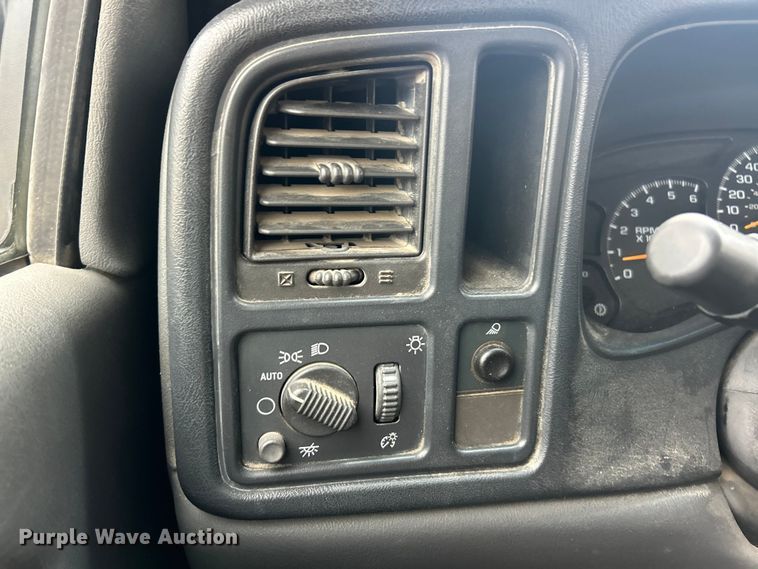 image for item FC5236 2005 Chevrolet Silverado 2500HD Crew Cab pickup truck