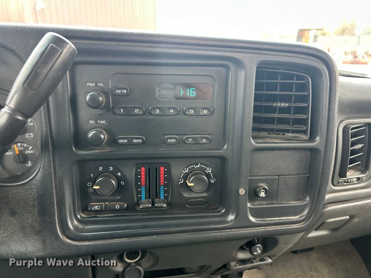 image for item FC5236 2005 Chevrolet Silverado 2500HD Crew Cab pickup truck