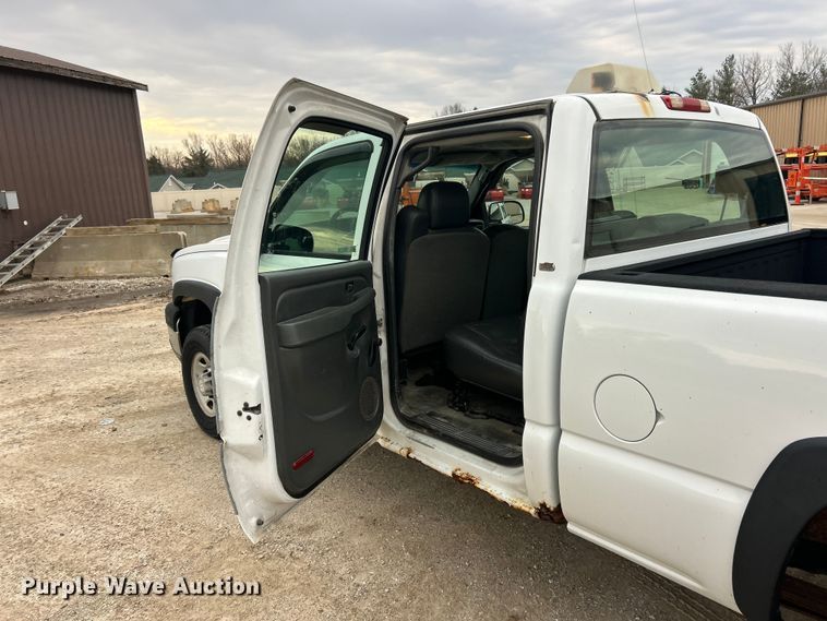 image for item FC5236 2005 Chevrolet Silverado 2500HD Crew Cab pickup truck