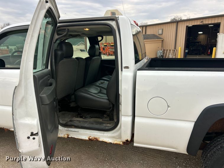 image for item FC5236 2005 Chevrolet Silverado 2500HD Crew Cab pickup truck