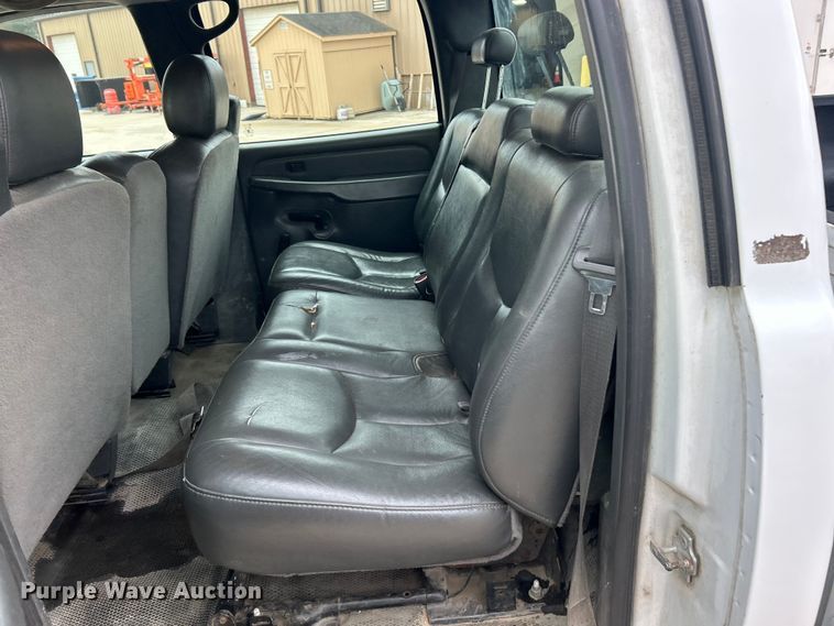 image for item FC5236 2005 Chevrolet Silverado 2500HD Crew Cab pickup truck