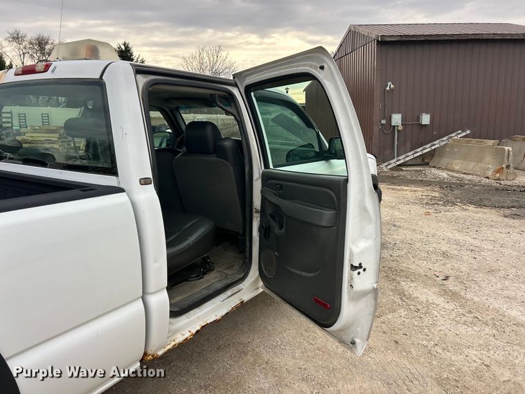image for item FC5236 2005 Chevrolet Silverado 2500HD Crew Cab pickup truck