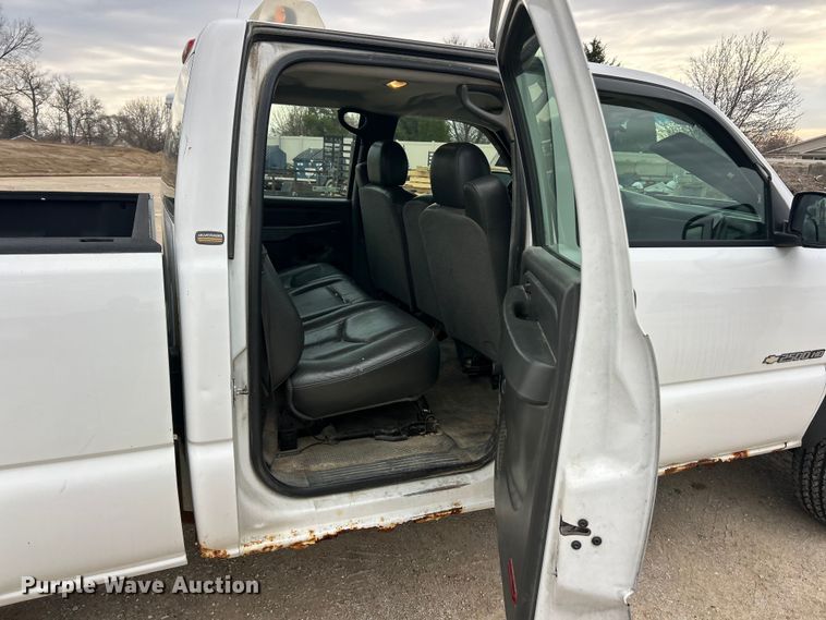 image for item FC5236 2005 Chevrolet Silverado 2500HD Crew Cab pickup truck
