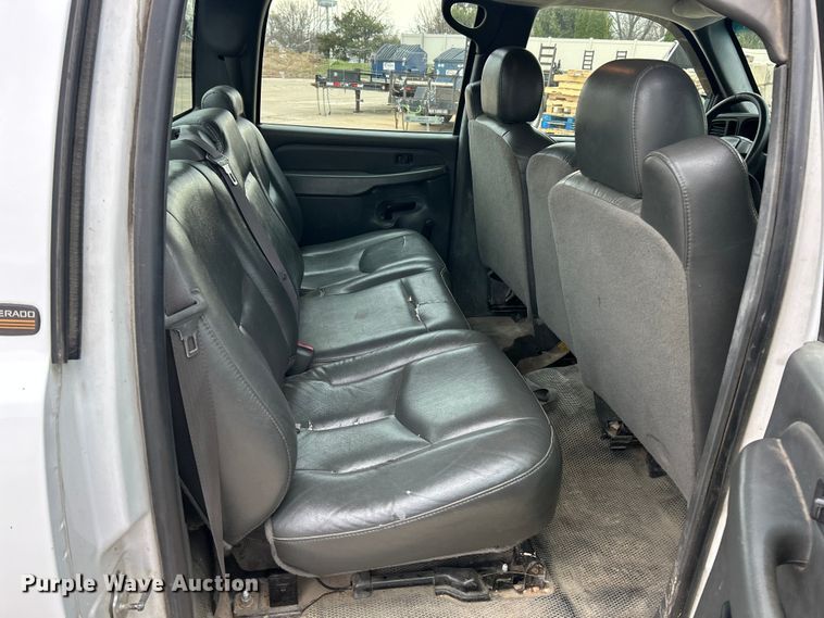 image for item FC5236 2005 Chevrolet Silverado 2500HD Crew Cab pickup truck